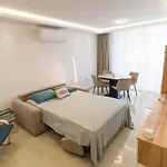 Luxurious Brand New Seafront, Wake Up Onto The Sea Apartman *