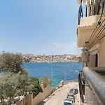 Luxurious Brand New Seafront, Wake Up Onto The Sea Apartman *
