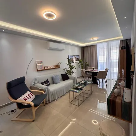 Luxurious Brand New Seafront, Wake Up Onto The Sea アパート *
