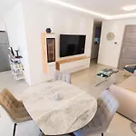 Luxurious Brand New Seafront, Wake Up Onto The Sea アパート セント・ポールズ・ベイ