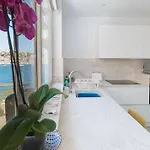 Luxurious Brand New Seafront, Wake Up Onto The Sea セント・ポールズ・ベイ