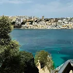 Luxurious Brand New Seafront, Wake Up Onto The Sea アパート セント・ポールズ・ベイ