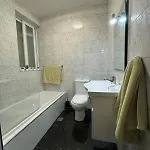 Luxurious Brand New Seafront, Wake Up Onto The Sea * セント・ポールズ・ベイ
