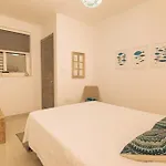 Luxurious Brand New Seafront, Wake Up Onto The Sea セント・ポールズ・ベイ