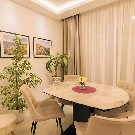 Luxurious Brand New Seafront, Wake Up Onto The Sea Apartament