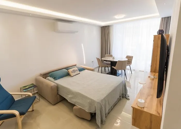 Luxurious Brand New Seafront, Wake Up Onto The Sea Apartament *