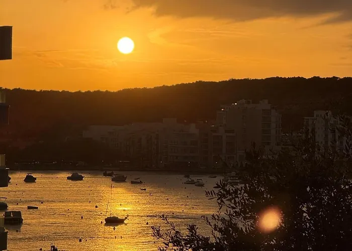 Apartament Luxurious Brand New Seafront, Wake Up Onto The Sea